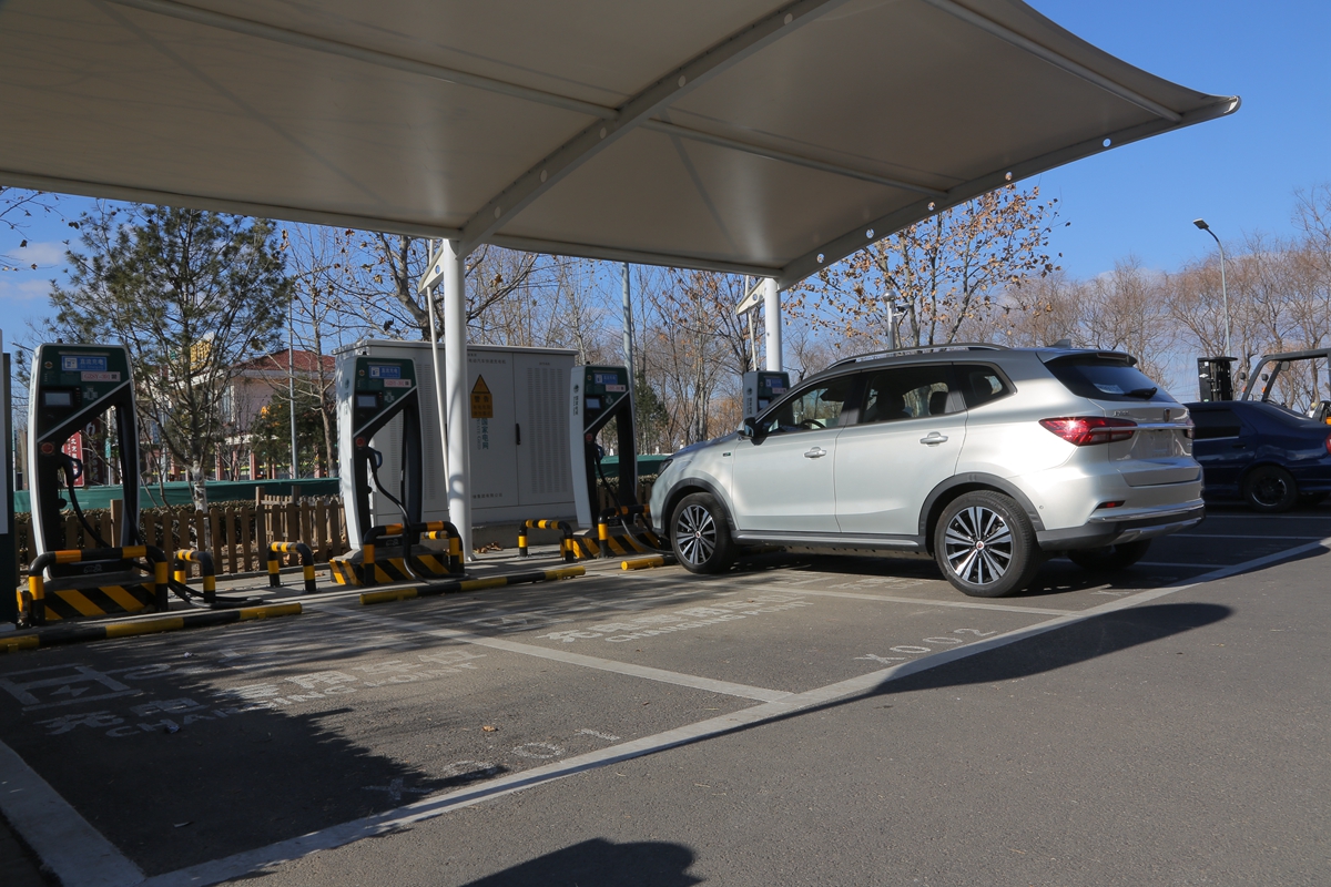 盘点雪天路滑摔倒爆笑场面,自驾游雪地上遇到突发事件