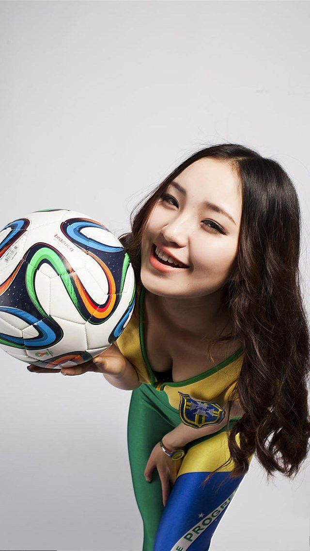 关于足球的炫酷手机壁纸,少年感的足球壁纸