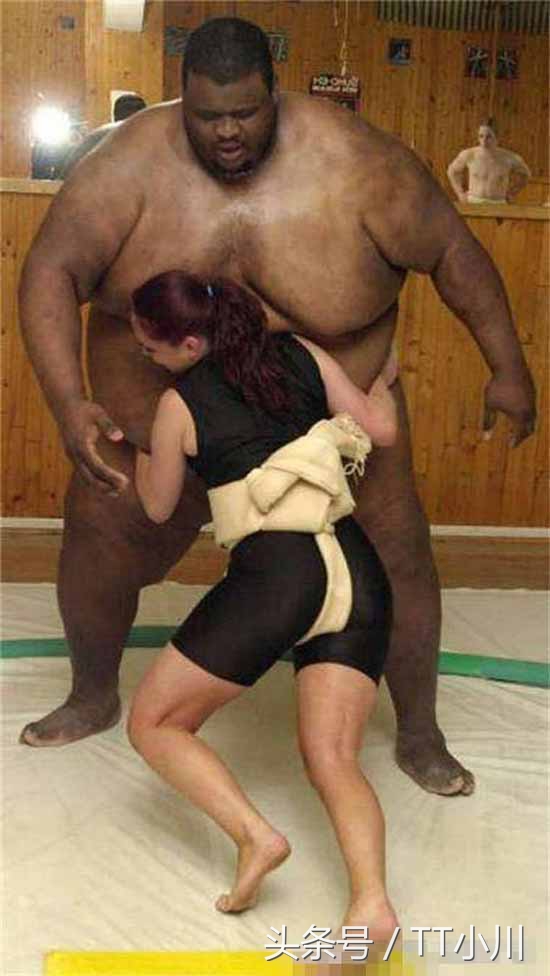 同样是黑大胖,冯提莫的待遇明显差太多,黑人宠爱美娇妻令人羡慕