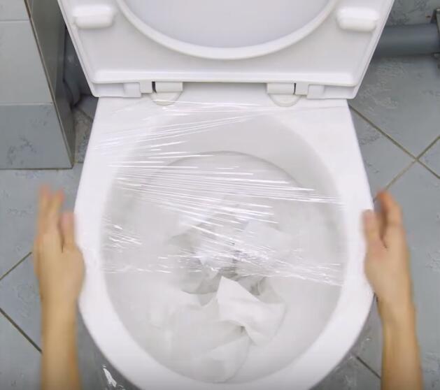 马桶堵了用保鲜膜快速疏通,马桶堵了怎么用保鲜膜才能通呢