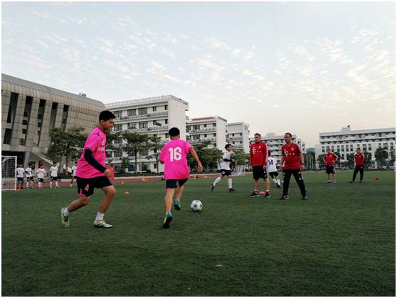 深圳拜仁足校德国教练进校园啦