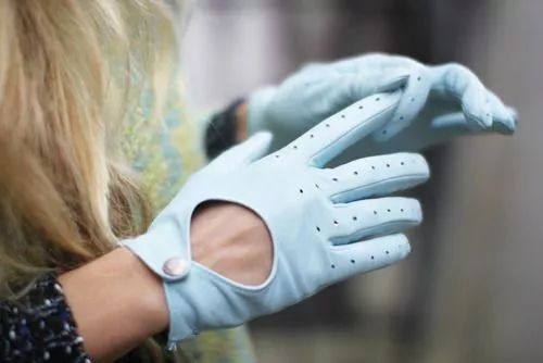 宁可捂出汗，王菲也要带着它！果然，能流行近百年真不是吹的！