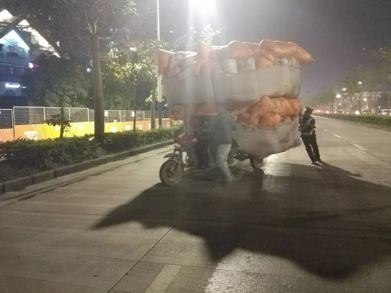 这些马路上的定时*弹炸**，99%的过路司机都怕它，在路上离它越远越好！