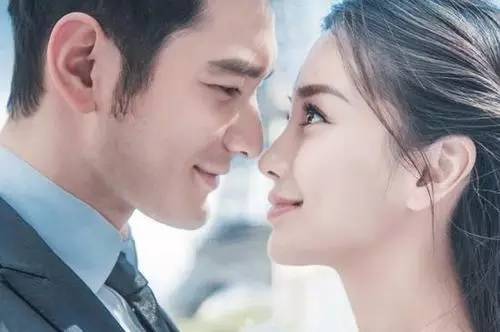 女朋友说胸小怎么幽默回复,女人说自己胸小怎么回复