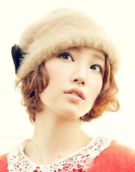 冬季戴帽子发型扎法,戴帽子发型这样搞温暖又好看