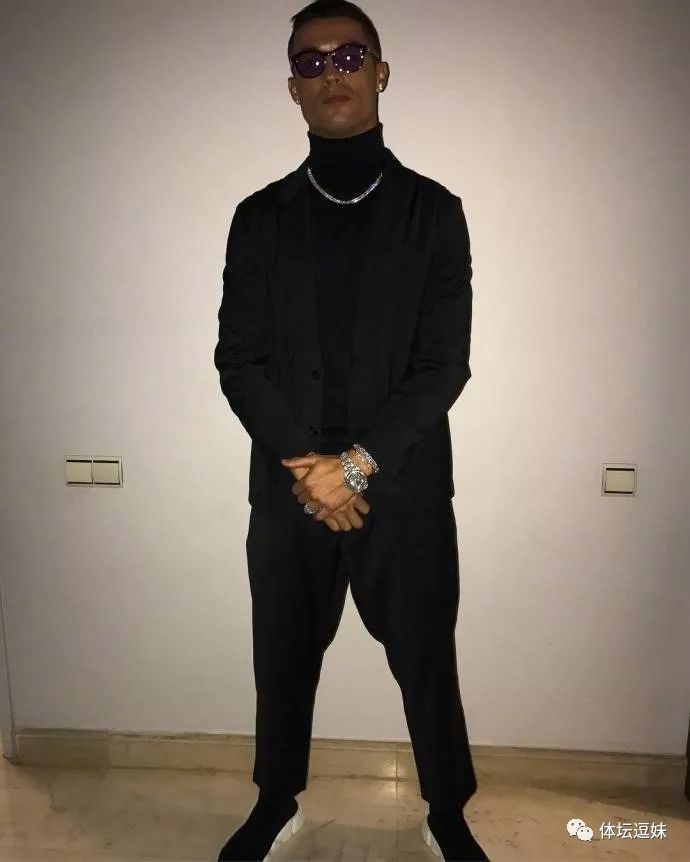 梅西深情凝望大力神杯,梅西深情凝视