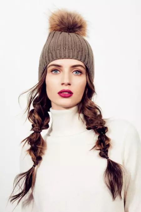 冬季戴帽子发型扎法,戴帽子发型这样搞温暖又好看