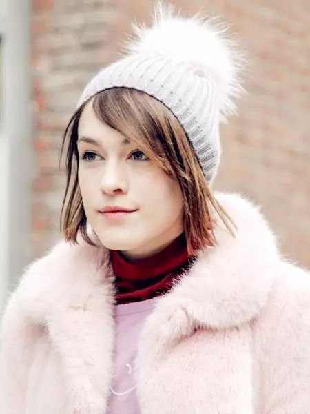 冬季戴帽子发型扎法,戴帽子发型这样搞温暖又好看