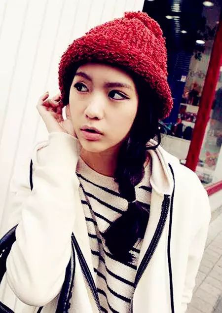 冬季戴帽子发型扎法,戴帽子发型这样搞温暖又好看