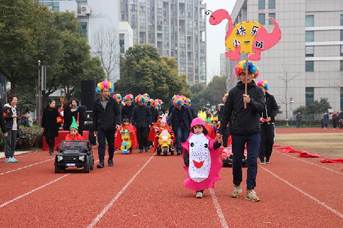 亲子运动会家长摔倒一大片,幼儿园搞运动会家长猝死