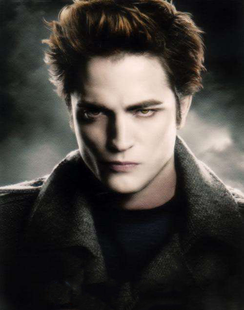 暮光男罗伯特满脸笑容紧盯篮球宝贝，一刻不离！网友：像换了个人