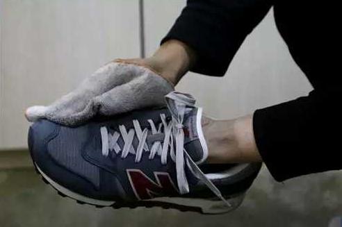 网面混翻毛运动鞋怎么清洗干净,翻毛鞋脏了怎么清洗不会留下水印