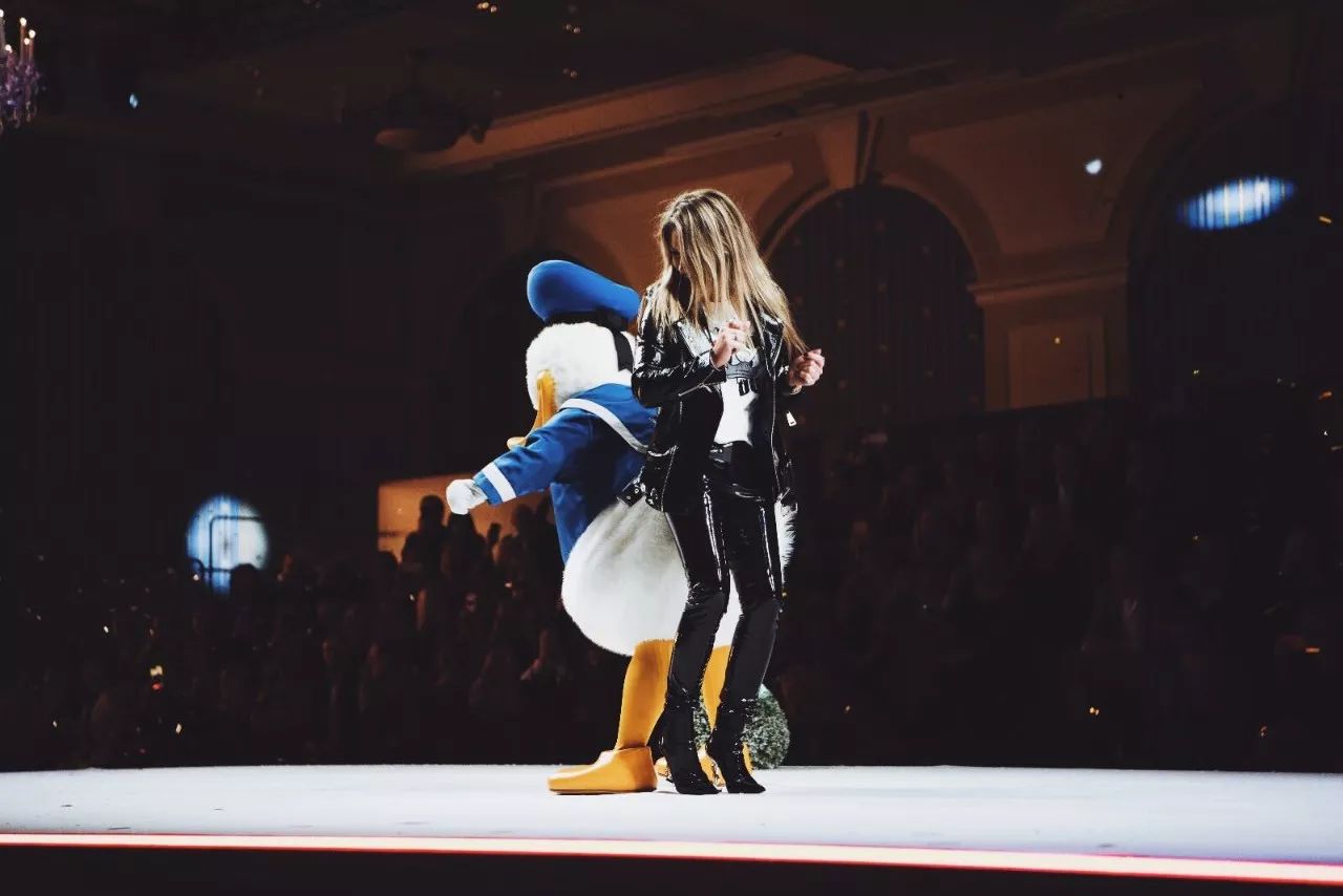 秀还没走完新款就卖光?直击NIKKIE巴黎迪士尼大秀