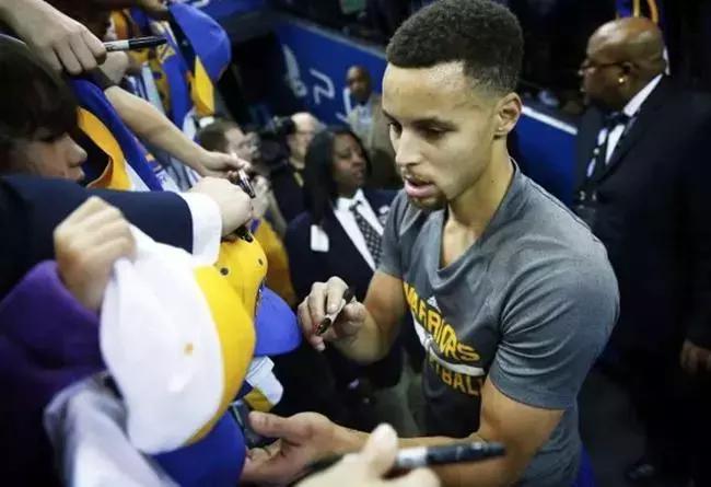 去他的脚踝保护吧，我就要低帮自由灵活