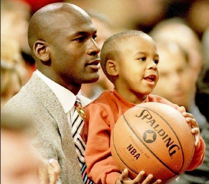 两位球王之子天差地别，原来篮球比足球重这么多！