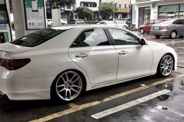 受玩车老爸影响从小就喜欢改装，长大后把锐志改成撩妹大后超！