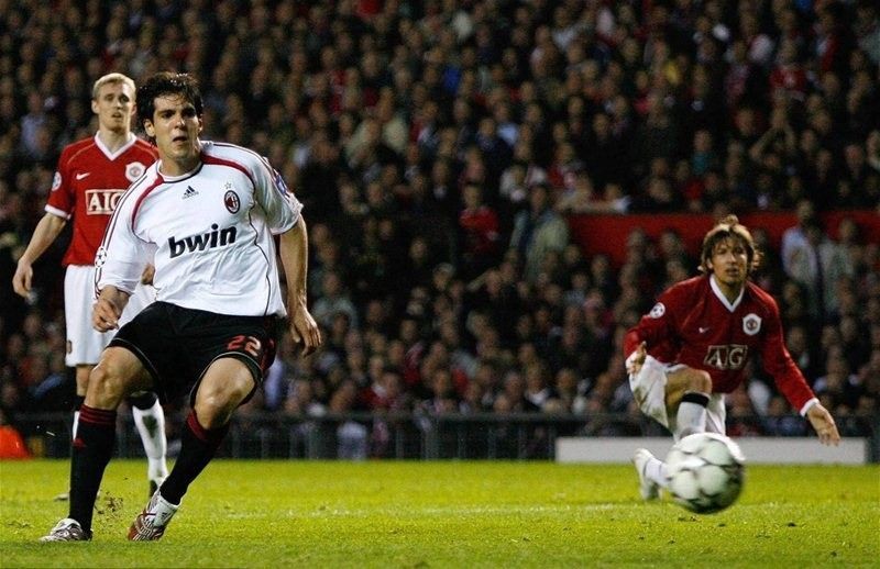 他曾是让梅西跪倒的天选之子但后期伤病缠身只能说再见!