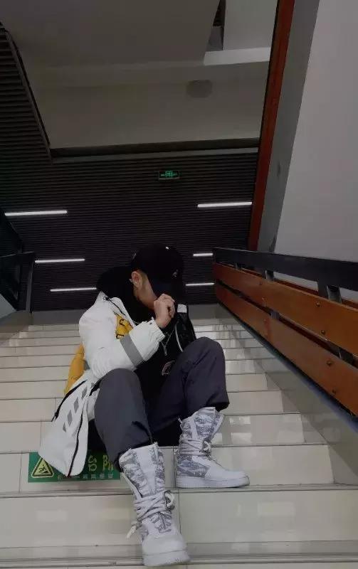 才花了300买了一双匡威,攒了一个月的钱买了双匡威