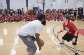 哈登胯下过人几乎没有人能防得住,哈登的过人招牌动作