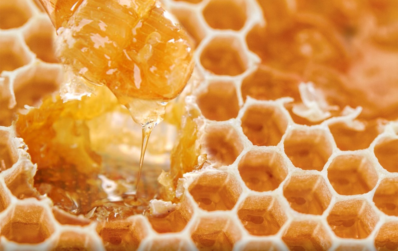 集市上的蜂蜜,地地道道山里的纯正蜂蜜