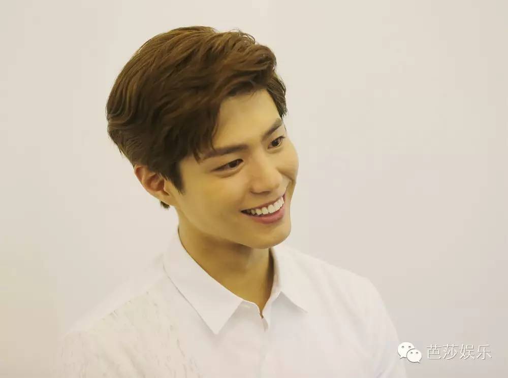 张艺兴白鹿同台领奖,张艺兴王一博领奖