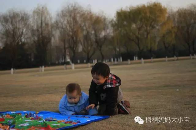 宝宝学走路学步带好还是学步车好,弯腰带娃学走路