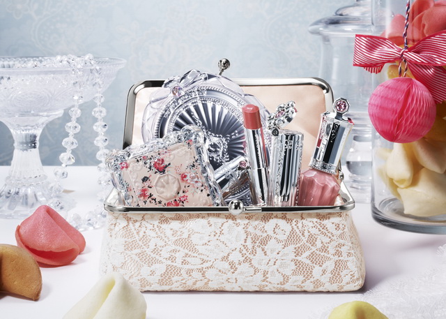 樱花妹子也要排队才能购买到的超人气化妆品专柜！