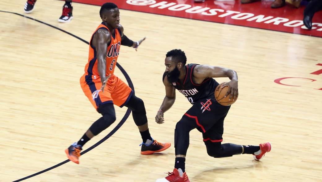 哈登胯下过人几乎没有人能防得住,哈登的过人招牌动作