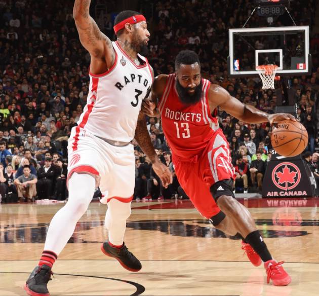 哈登胯下过人几乎没有人能防得住,哈登的过人招牌动作