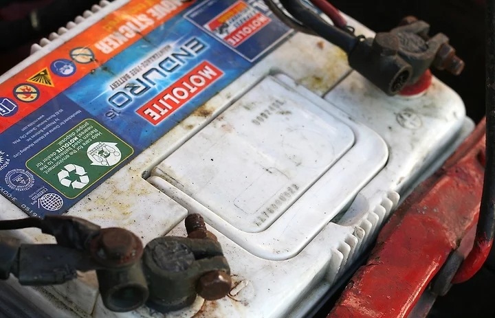 汽车蓄电池寿命一般多久更换,上门更换汽车蓄电池