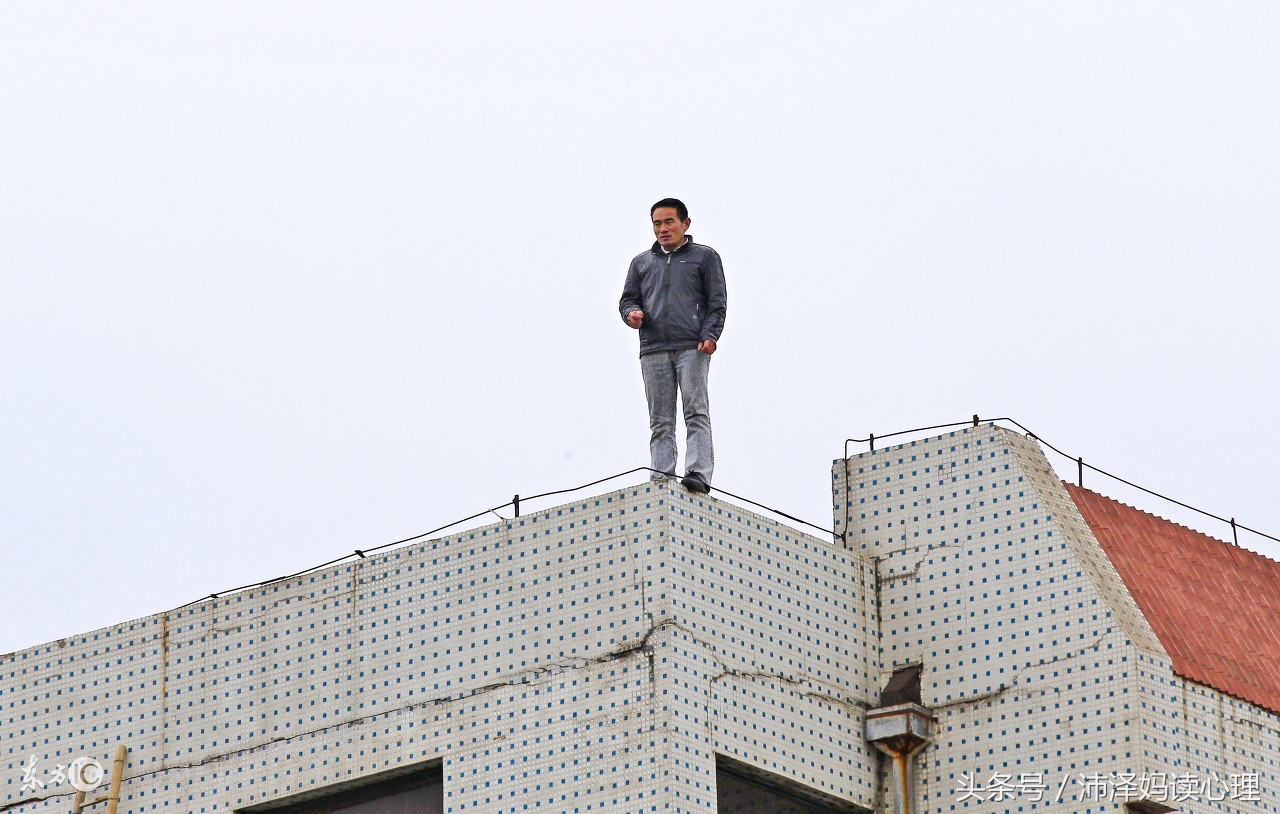 输了球，孩子哭着骂队友：“我跟三傻子踢球”，网友却力挺