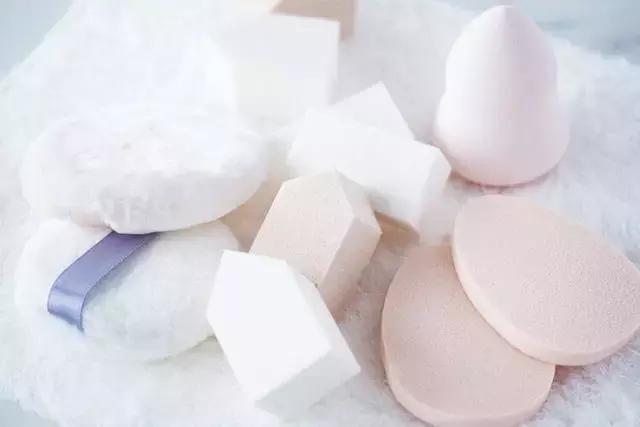 脸上不上妆浮粉什么原因,化妆脸上起皮浮粉卡粉怎么办