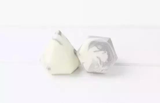 脸上不上妆浮粉什么原因,化妆脸上起皮浮粉卡粉怎么办