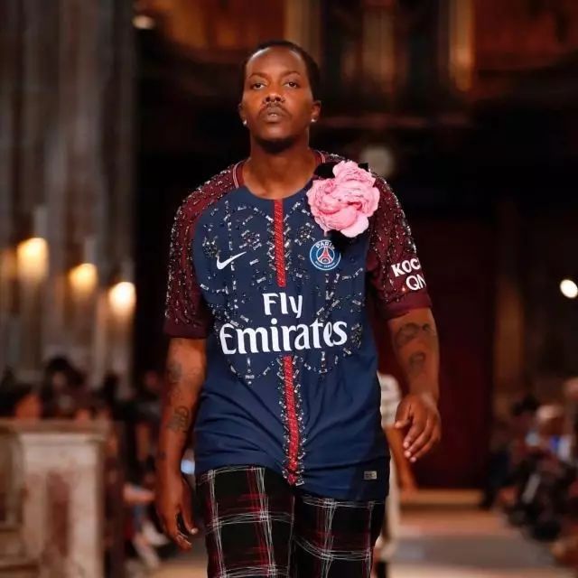 我们一不小心把这些足球队服改造成了时装周爆款……