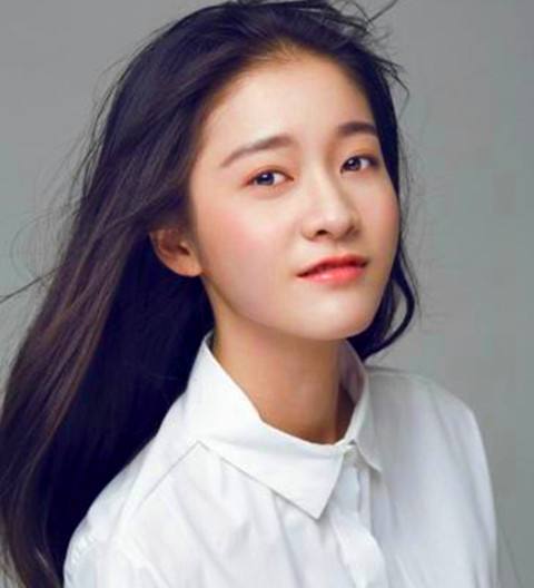 张雪迎气质婉约娇艳靓丽甜美灵动,张雪迎机场清爽造型少女感十足