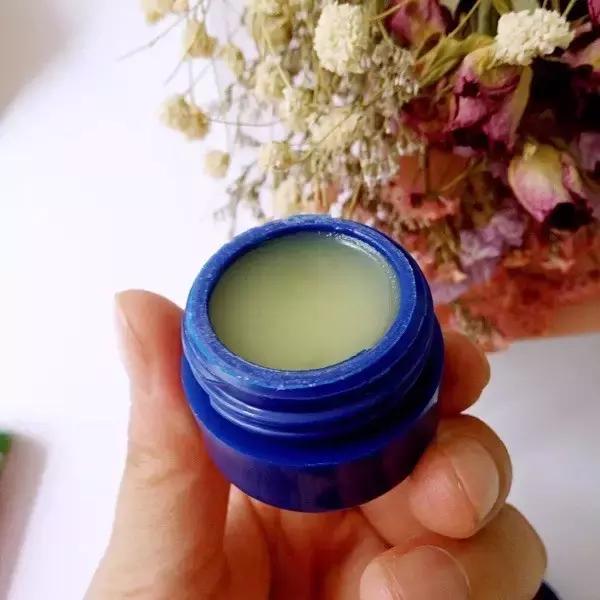 一个月生活费2000可以买大牌吗,一个月两千块钱的工资买的化妆品