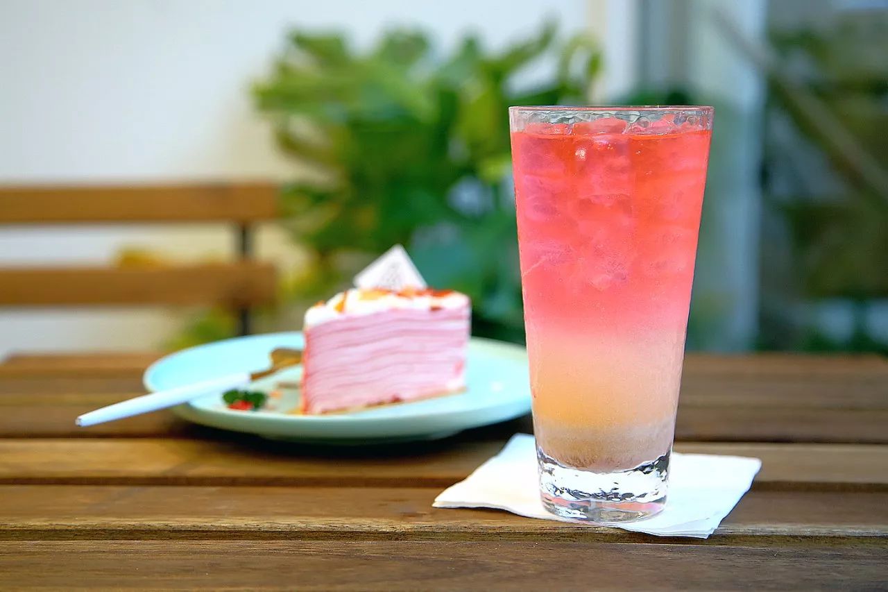 在甜品店里花样调酒？新街口这家网红店让你来了就不想走！