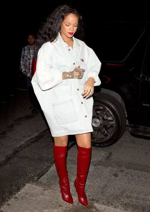 红色靴子鞋怎么搭配衣服女,红色高跟短靴怎么搭配衣服