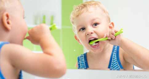 拿蛀牙不当回事,小孩儿蛀牙反复长脓包需要拔牙吗