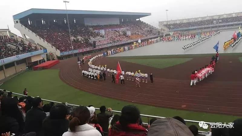 第三届中小*运学**动会开幕,花式表演拍手叫好,上万云阳人围观!