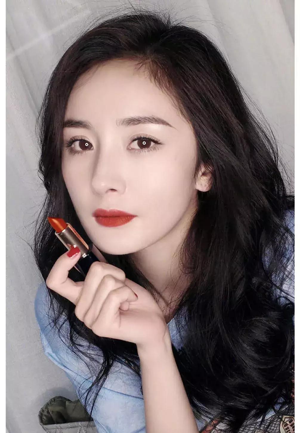 带货女王杨幂又出新穿搭了,带货一姐杨幂的t恤叠穿法