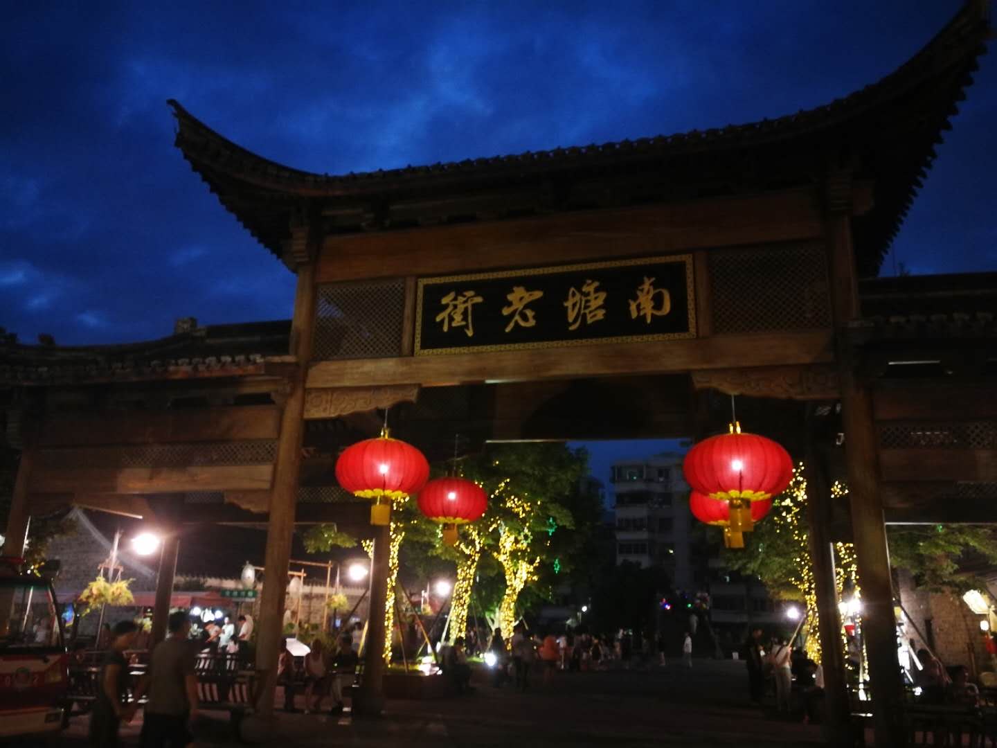 走在家门口的异乡人,走在路上的异乡人