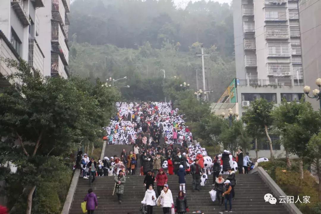 第三届中小*运学**动会开幕,花式表演拍手叫好,上万云阳人围观!