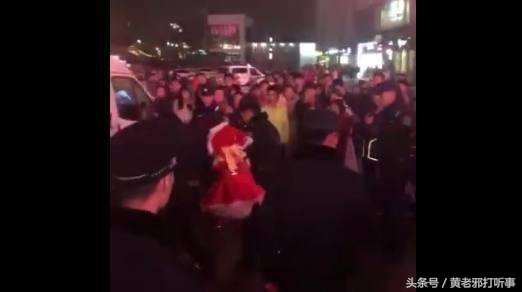 斗鱼三骚张琪格，圣诞节接头COS王者荣耀貂蝉，却被强行带上警车！