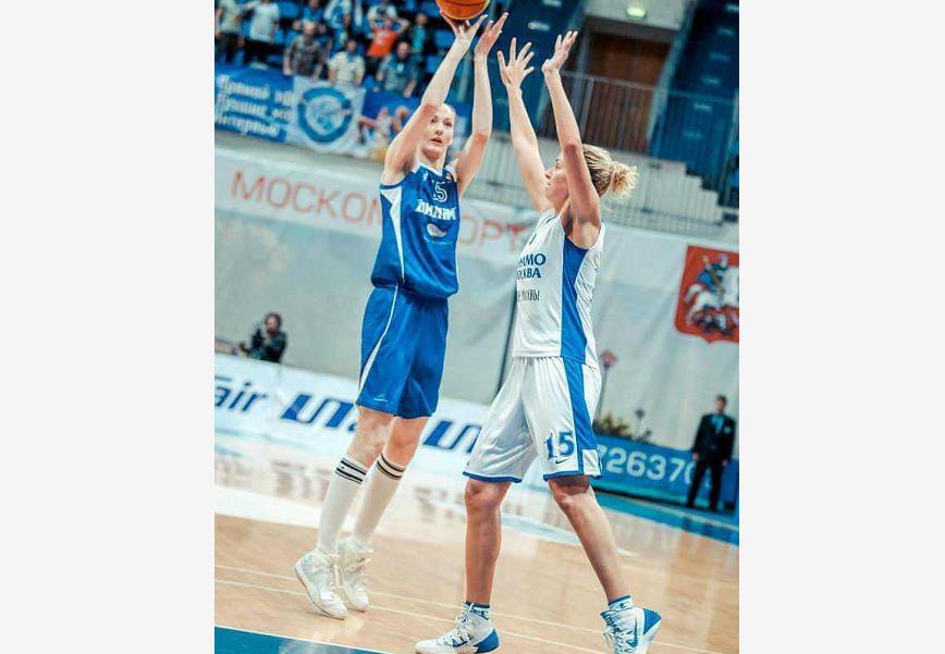 俄罗斯国家队中锋退役后成超模身高腿长均破纪录为她拍照需爬梯