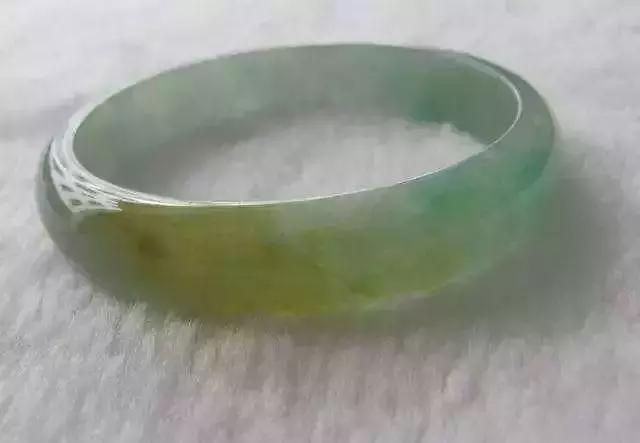 翡翠发黄用什么材料去除,翡翠打紫光灯照发黄正常吗