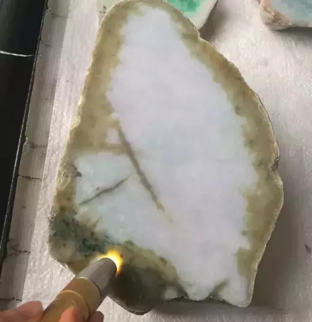 翡翠发黄用什么材料去除,翡翠打紫光灯照发黄正常吗