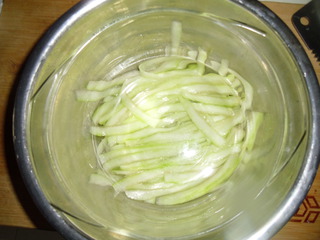 西瓜皮可以凉拌着吃吗,凉拌西瓜皮最好吃的做法