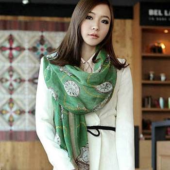 春季黑色毛衣连衣裙搭配丝巾,春季丝巾与衣服的搭配