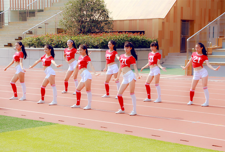 大学啦啦队选拔靠“偶遇”短裙长腿一字马是标配